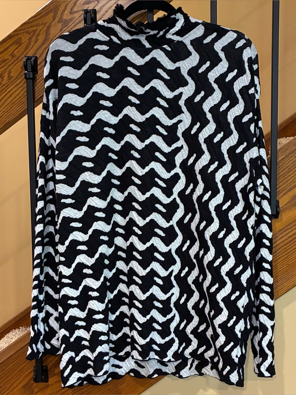Nic+Zoe Mockneck Top Long Sleeve Black White Pattern SZ. Lg